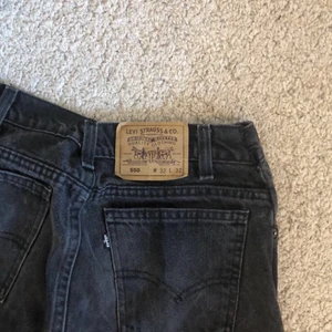 Levis jeans - Ett par oversize jeans från levis, w32 men de är insydda i midjan så skulle säga mer 28/30 kanske. Går ner i marken för mig som är 170💛köpare står för frakt