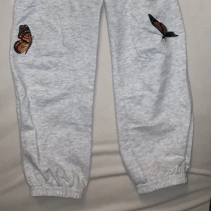 Fjärilsbyxor - Jättemysiga byxor ifrån shein i storlek 140 nästan aldrig andvända❤️ pris: 100kr ink frakt kontakta  dm för intresse/frågor