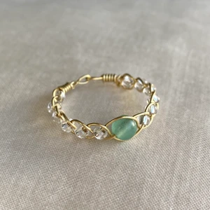 Ring - Handgjord ring med ädelstenen Jade 🧞🔮.                                      Betydelse: Jade är känd för sina helande energier, och den läker bland annat undertryckta känslor som har en negativ påverkan på vårt liv. Det är också en kristall som hjälper oss att bli av med skuld, och som kan hjälpa oss att skapa bättre relationer inom familjen eller arbetsplatsen. (Beksrivning hämtad från lotusblomman.nu 🧘‍♀️).  Kan göra önskad storlek!