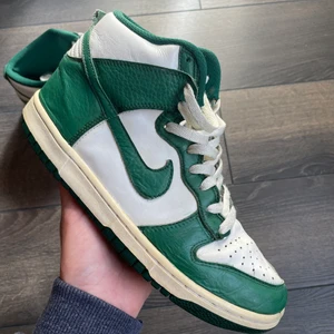 Nike Dunk High Gorge Green - Tja! Säljer dessa unika vintage Nike Dunks. Finns i stort sett inte till salu någonstans. Kommer utan box. Bud är välkommet, annars är det bara att höra av dig vid funderingar! ✌🏻