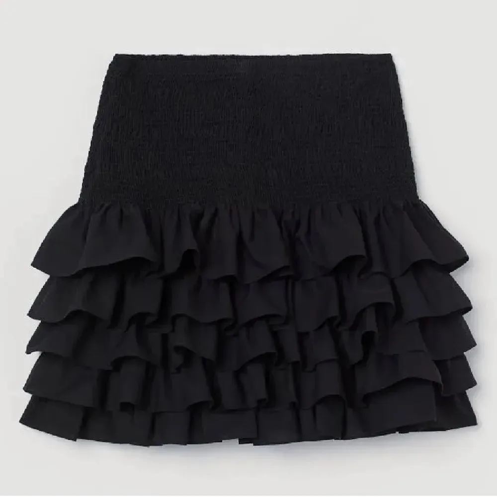 Tänkte sälja denna populära volang kjol från HM i storlek S!!❤️❤️hör av er vid frågor och intressen! Budgivning sker privat!❤️Säljer endast vid bra bud alltså bara en intressekoll!!!. Kjolar.