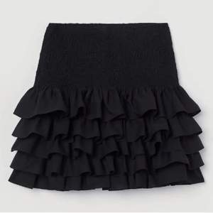 Tänkte sälja denna populära volang kjol från HM i storlek S!!❤️❤️hör av er vid frågor och intressen! Budgivning sker privat!❤️Säljer endast vid bra bud alltså bara en intressekoll!!!