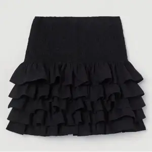 Tänkte sälja denna populära volang kjol från HM i storlek S!!❤️❤️hör av er vid frågor och intressen! Budgivning sker privat!❤️Säljer endast vid bra bud alltså bara en intressekoll!!!
