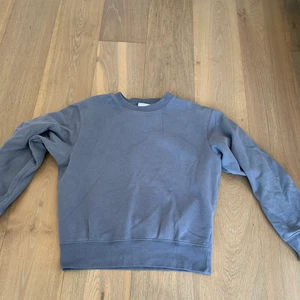 Långärmad tröja från Weekday  - En cool tröja med en grå-blå nyans som är köpt på Weekday.