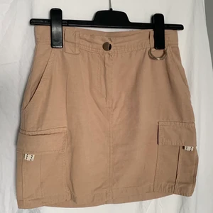 Cargo kjol - Snygg cargo kjol från Chiquelle med fina guldiga detaljer. Tyvärr för liten för mig därav säljer jag den. Köparen står för frakten.💕💕 Sampackar gärna om du köper flera saker:)