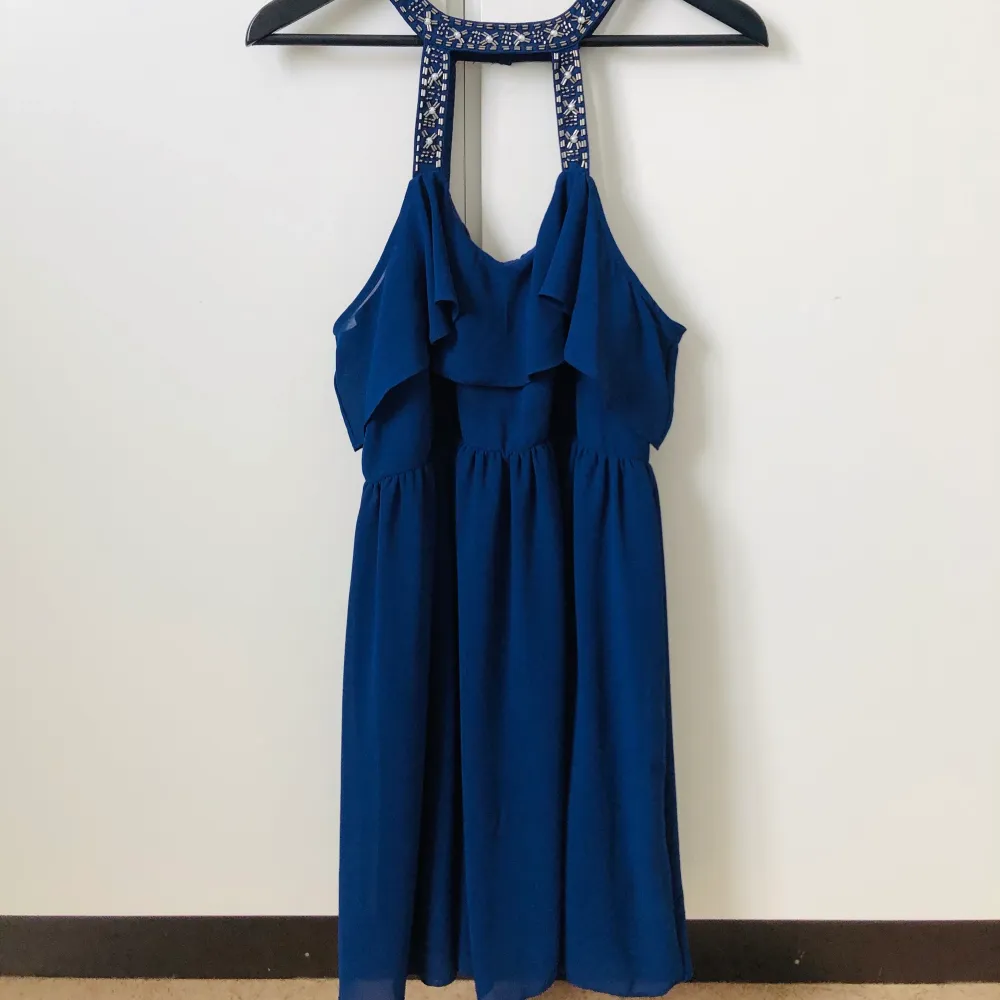 Mörkblå knälång klänning med strass från TNFC London.. Klänningar.