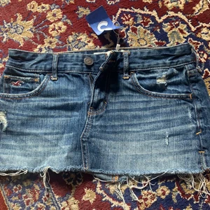 lågmidjad jeans kjol - en lågmidjad kort jeans kjol från hollister<3 