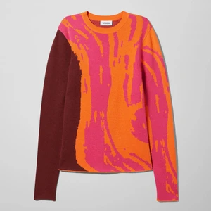 Rosa-orange-vinrödtröja - Rosa-orange-vinrödtröja, modell Maya Jaquard Top, från Weekday. Helt oanvänd och prislappen finns kvar. Storlek S. Orginalpris 450kr men säljer min för 200kr. Köparen står för frakten och paketet är spårbart. 