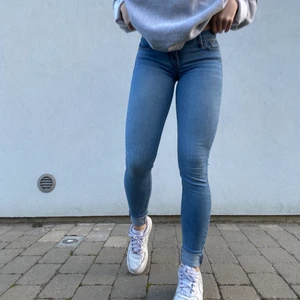 Levis jeans - Säljer dessa levis modell 710 jeans. Har rensat byxor och vill bli av med plaggen bara, säljs det inte skänks det. Köpare står för frakt💗 Hör av dig om du har frågor🙏🏼🤩
