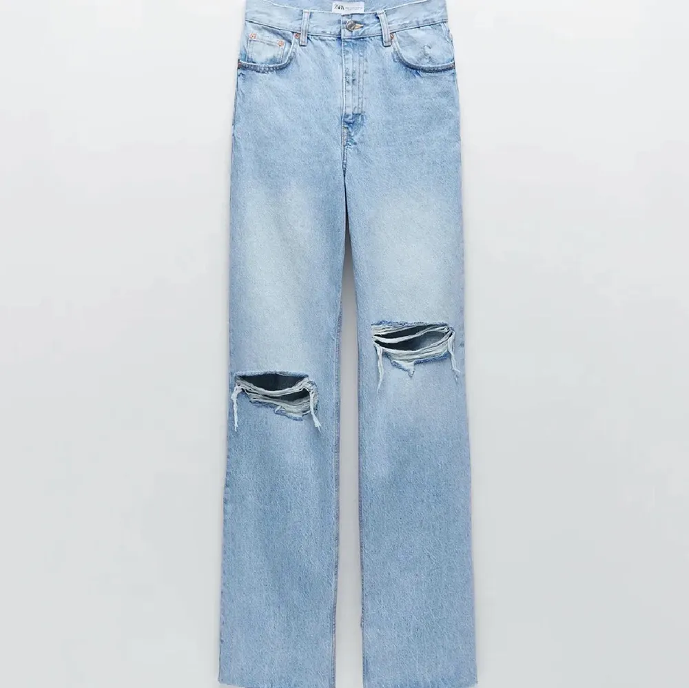 Blåa zara jeans som är knappt använda. Väldigt populära men slutsålda. Väldigt bra skick men säljer för lägre pris då ingen vill köpa. Säljer för att de är förstora för mig :). Jeans & Byxor.