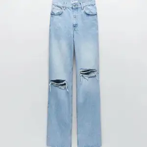 Blåa zara jeans som är knappt använda. Väldigt populära men slutsålda. Väldigt bra skick men säljer för lägre pris då ingen vill köpa. Säljer för att de är förstora för mig :)