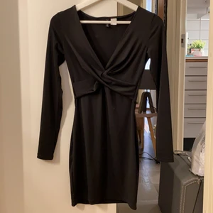 Klänning  - Säljer min underbara klänning pga för liten, använd 1 gång. Strl. 34/XS. Katt finns i hemmet. Frakt betalas av köparen