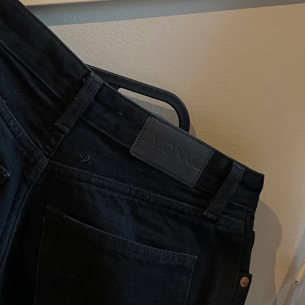 Säljer mina jeans från Monki i storlek 24 då dom blivit för korta för mig i benen (171cm) 🖤 Frakt tillkommer på 63kr, spårbar . Jeans & Byxor.