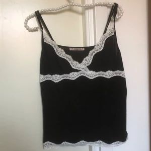 Svart linne med vit spets - Jättefint svart linne från Anna Field, endast använt 3 gånger så väldigt bra skick. Storlek M, men är stretchigt så kan både passa större och mindre. Möts upp i Göteborg eller fraktar, köparen står för frakten 🐝