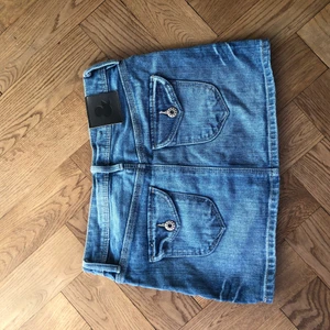 Kort kjol - Kort lågmidjad kjol med söta detaljer och snygga fickor💕