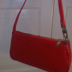 Ny helt oanvänd 2000s/90s väska - En helt oanvänd ny väska i färgen röd utanpå och svart inuti, en normalstor 2000s/90s axelarmsväska💕💕 kontakta mig för fler bilder🥰