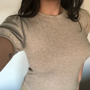 Beige T-shirt - Jättemjuk med puffärm. 