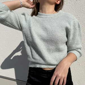 Söt stickad tröja - Knappt använd så är i bra skick, frakt tillkommer 