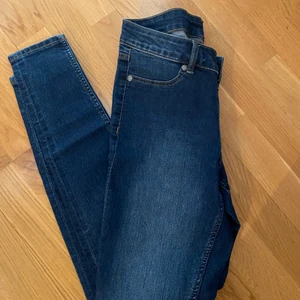Jeans cheap monday - Snygga tajta jeans. Passer mig med strl S.