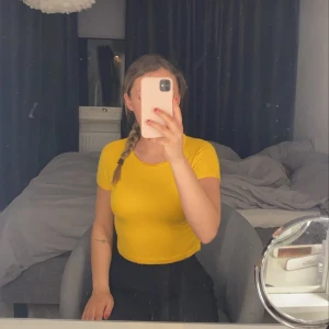 Gul topp - En gul topp från Zara. Jättegullig men inte min färg tyvärr.. Storlek M