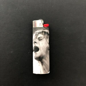 KURT COBAIN TÄNDARE - Handgjord tändare med motiv av Nirvana medlemmen Kurt Cobain! Gjord av en bic tändare, vaxat papper och brandsäkert lim och tejp