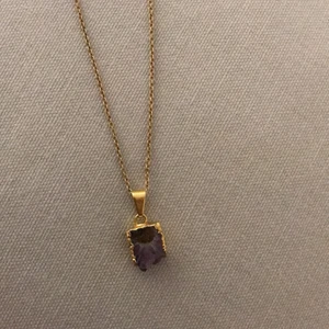 Halsband med kristall  - Vackert halsband köpt i London för 600kr. Handgjort. I fint skick, bara spännet som börjat tappa färgen (ej samma material som resterande halsband, kedja och berlock är i fint skick!)