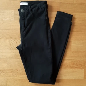 Molly highwaist jeans stl M - Ett par svarta jeans i stl M, jeansen är högmidjade och endast använda en gång.