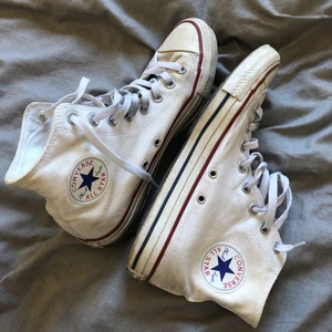 Vita Converse - Klassiska vita Converse!! Använda men i bra skick:) 