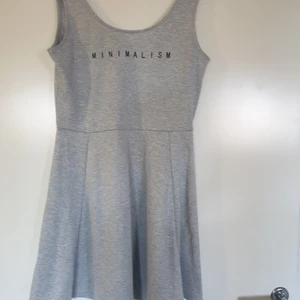 HM klänning - Grå HM klänning som passar perfekt för sommaren ☀️☀️ storlek 40, men passar mig som är S. Använd fåtal gånger. Köparen står för frakten ❤❤❤
