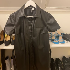 Läderklänning - Fin klänning i fakeläder. Storlek s💕Använd en gång, köpare står för frakt