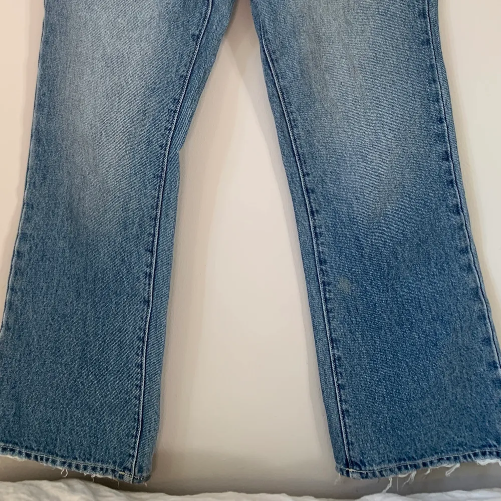 Snygga raka/bootcut ljusa jeans från rollas! Jättesnygga men förstora för mig❤️🕊 passar mig som är 1.64 ca🌷. Jeans & Byxor.