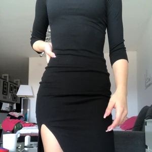 svart klänning med slit - väldigt fin tight klänning med slit. klänning är från bershka och passar både XXS och XS. vid intresse kan jag skicka flera bilder.💕💰pris:50kr 📦frakt:66kr