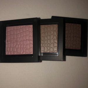 Helt orörda make up store ögonskuggor - Helt orörda, har dock inte förpackningen kvar men har aldrig ens rört ögonskuggan. Säljer då de är köpta i butik och jag trodde de va dem med tre ögonskuggor i! Köpta för 100kr styck. Köp separat för 50kr alla tre för 120