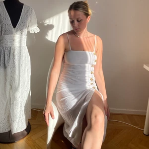 Vit Klänning  - Säljer denna vita klänningen med knappar. Så fin men kommer inte längre till andväning hos mig. Köparen står för frakten!