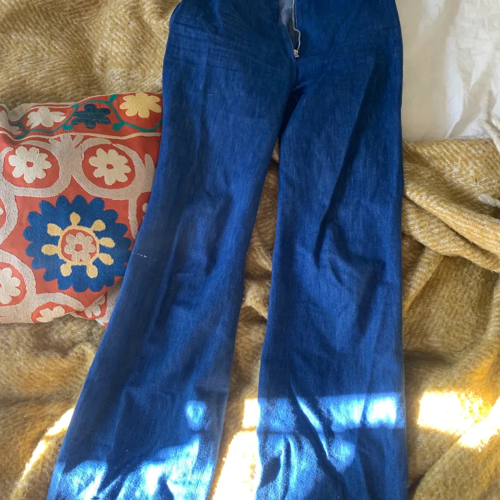 Så fina rikirgt blåa jeans i den perfekta passformen! Materialet är inte så tjockt vilket är bra inför sommaren! Köpta på humana förra sommaren men knappt använda pga för små! Har dock ett litet hål i grenen som är enkelt att laga om man har ork! Väldigt långa samt väldigt stretchiga! . Jeans & Byxor.