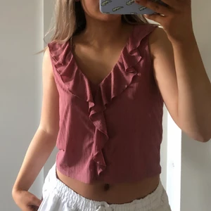Rosa topp - Säljer denna super sommriga rosa toppen ifrån zara. Den är inte använd särskilt mycket och den är därmed i bra skick. Skriv om ni har frågor!💞