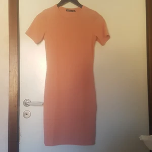 Klänning i storlek S med blandning av beige och rosa färg.  - sommar klänning .#bodycorn. Ribbad material 