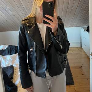 Svart skinjacka från Zara i storlek L men passar S/M om man vill har den lite oversized. Använd fåtal gånger och i väldigt bra skick. Köptes för 559kr