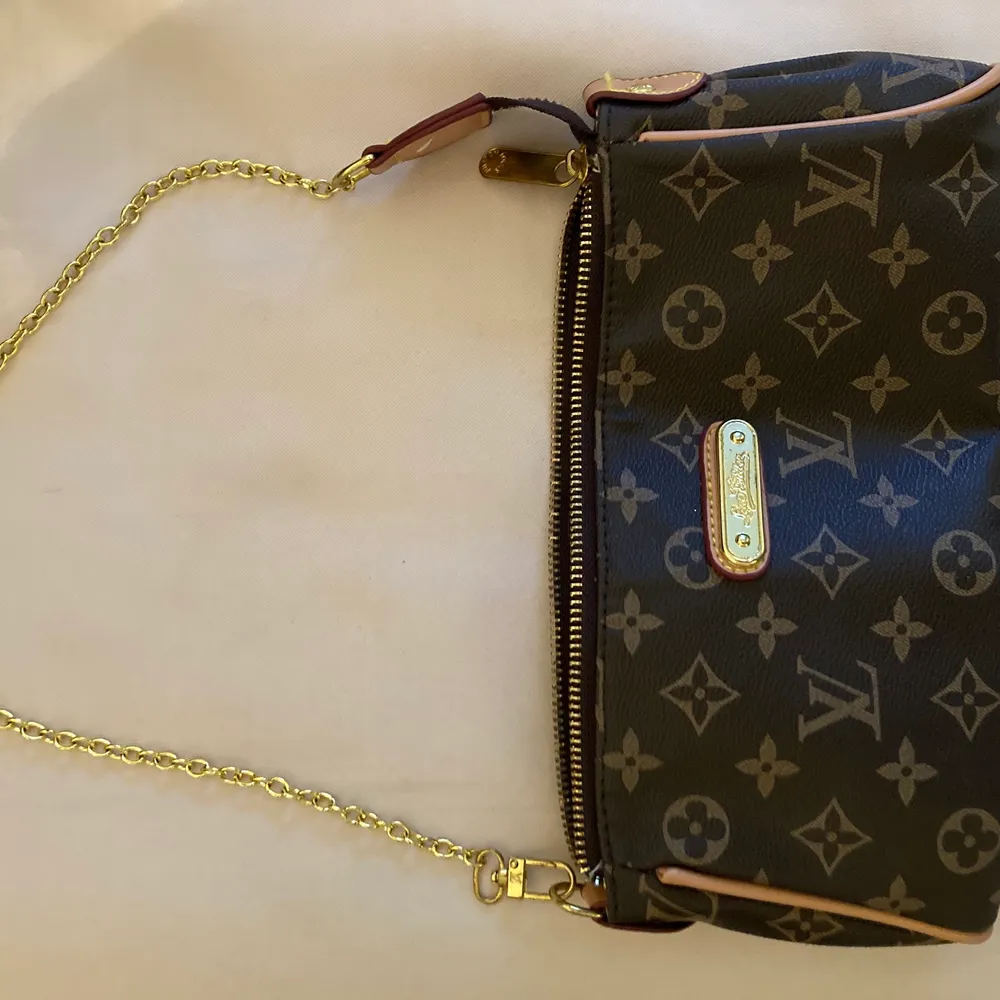 Fake Louis Vuitton väska med guldkedja. Väskor.