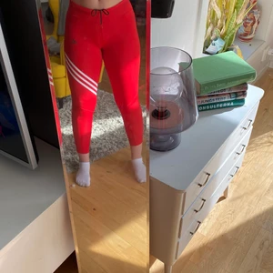 Träningstights - Jättefina och sköna träningstights med rätt låg midja. Är lite stora på mig, därför säljer jag dom☺️