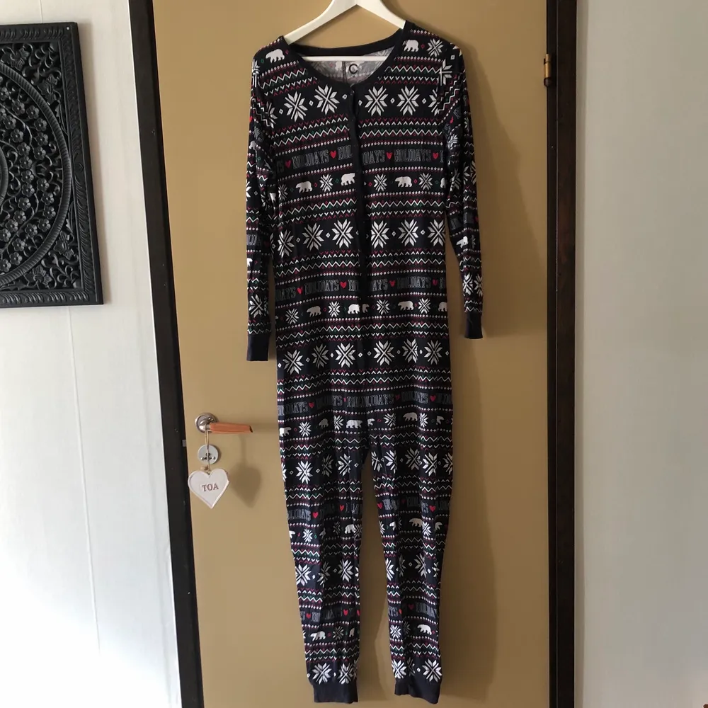 Julig pyjamas jumpsuit! Mjuk i tyget och otroligt bekväm🌸 Jag är 163 cm och jag tycker att en är lite för lång för mig🌸🌸. Övrigt.