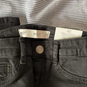 Gina Tricot jeans - Gina tricot jeans aldrig använda med lappar kvar i XS