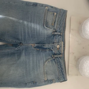 Lågmidjade jeans - Fina blåa lågmidjade jeans i storlek s/m. Säger pågrund av de är för små för mig. Jag är 173 och då de är korta. Köparen står för frakten🌹