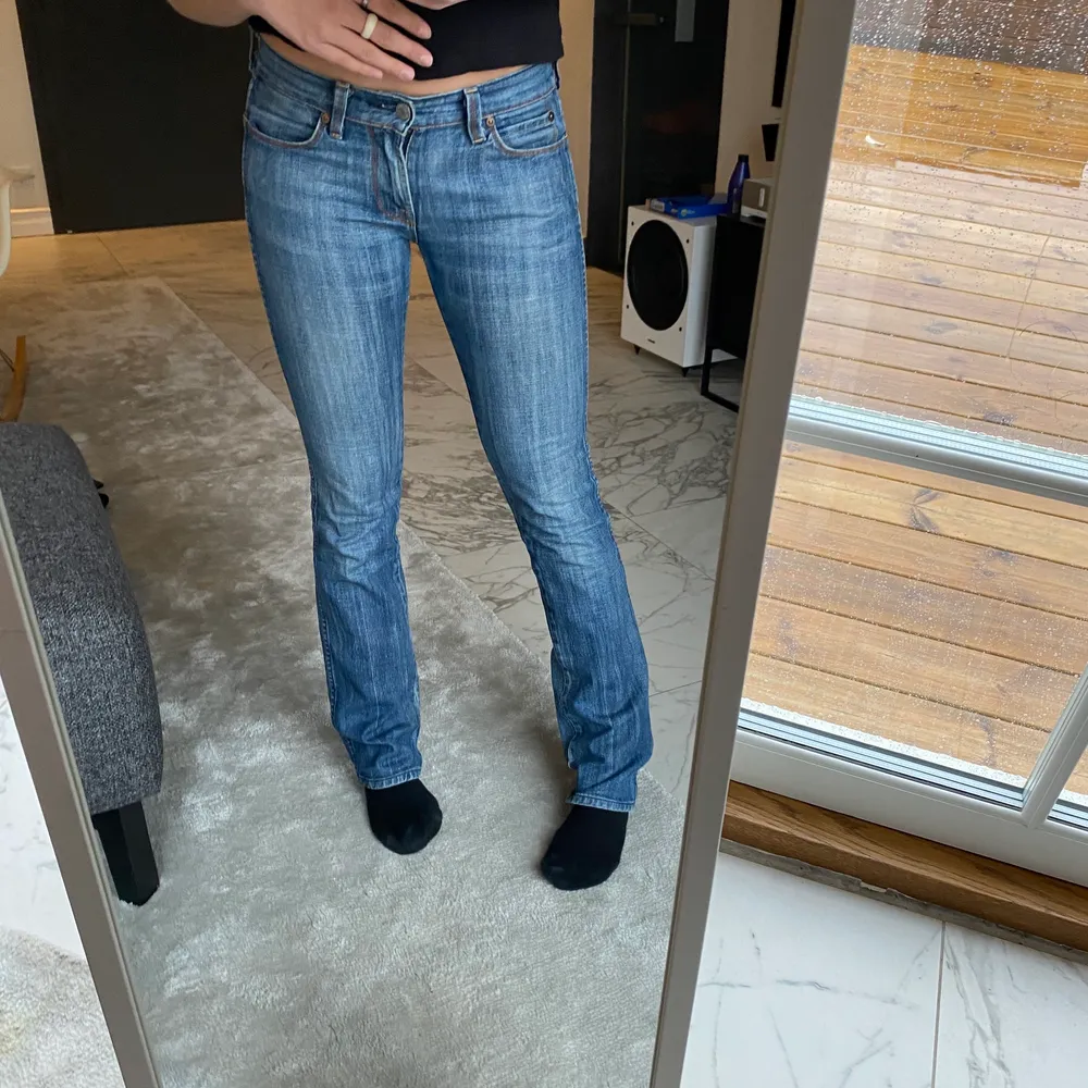 Supersnygga lågmidjade jeans! Dom kommer inte till användning och säljer därför dom. Längden passar bra på mig som är 167 cm👌🏼💕. Jeans & Byxor.