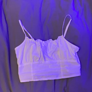 Linne från H&M storlek 38 - Linne från H&M använt 1 gång i storlek 38. I bra skick. Köparen står för frakten. 