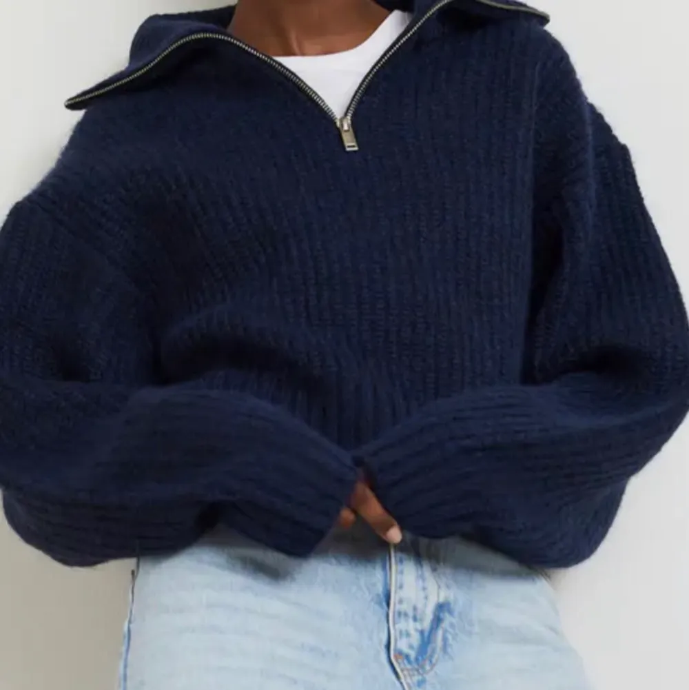Säljer min mörkblåa stickade zip tröja från Gina pårgrund av att den inte kommer till användning. Använd ca 4 gånger så i ny skick! Hör av er om ni har frågor 💞💞💞. Stickat.