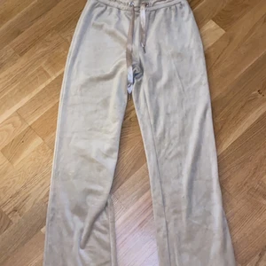 Mjukisbyxor - Säljer dessa fina byxor från Gina som är i stolek xs❤️ de är mjuka och fina som helt nya! 