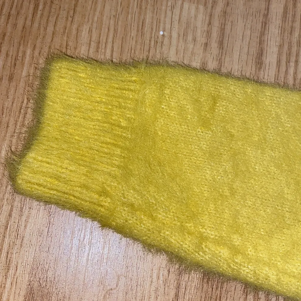 En fin och gul tröja till vinter . Tröjor & Koftor.
