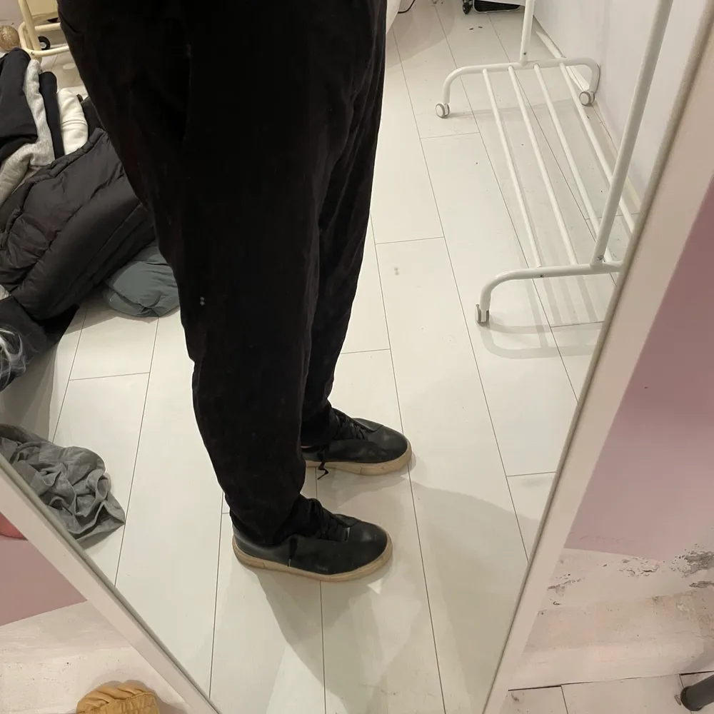Weekday byxor i strl 56, jag är 190cm lång och är normalstor. . Farkut & Housut.