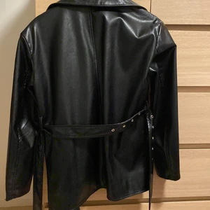 Lång skinjacka - Säljer denna skinnjackan från NA-KD kostade 600 kr säljer den för 350 kr 